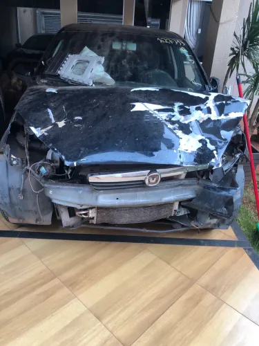 Vendo carro batido para retirar peças