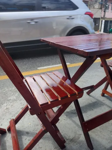 Conjunto de cadeira e mesa, mesa e bancos em madeira de lei pintados com verniz 