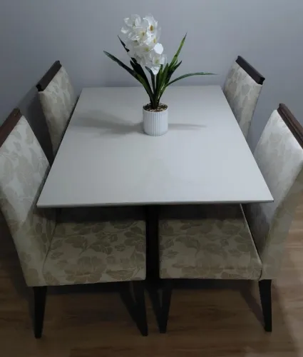 Mesa de jantar. 1.20 x 90 cm.