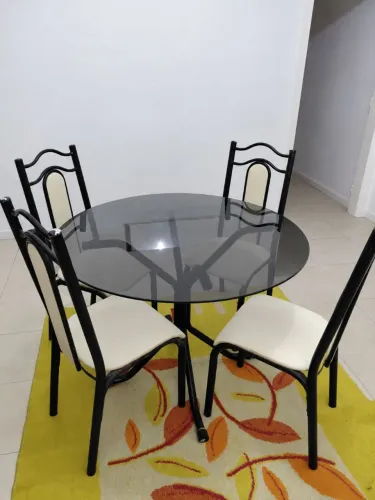 Mesa de Jantar Redonda com Tampo de Vidro + 4 Cadeiras Estofadas