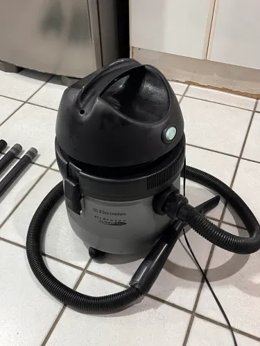 Vendo aspirador de pó e água 1400W Electrolux