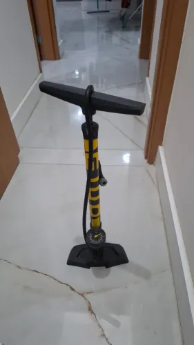 Bomba De Pé Com Manômetro Giyo Gf-55e Aço Cor Preto/amarelo