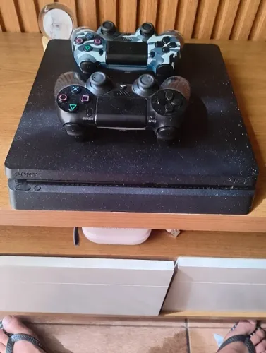 Ps4 slim 1 jogo e 2 controle