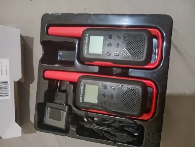 Rádio Comunicador Motorola Talkabout 32KM, 22 Canais, Vermelho e Preto - T210BR