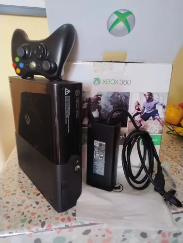 Xbox 360 Super Slim na caixa com serial batendo