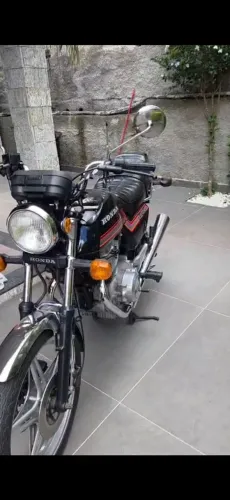 Honda CB400 impecável, apta a placa preta.