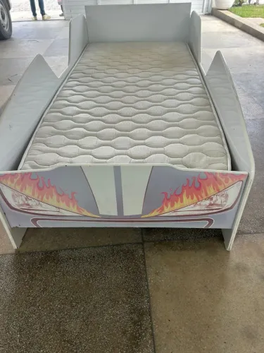 Cama de madeira carros