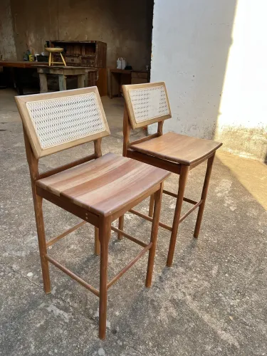 Banquetas madeira com detalhes de palha indiana