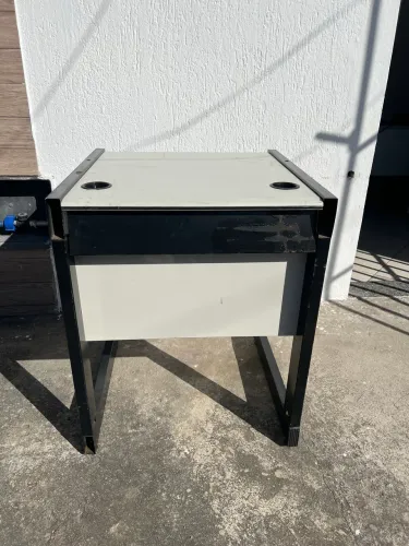 Mesa para estudos bem reforçada.