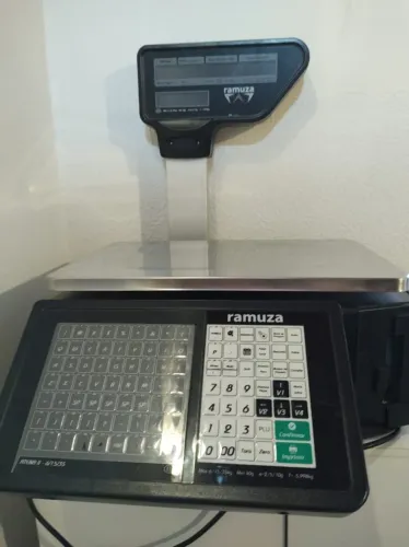 BALANÇA DIGITAL ETIQUETADORA RAMUZA COM TORRE ESCALA TRIPLA BIVOLT ATENA II