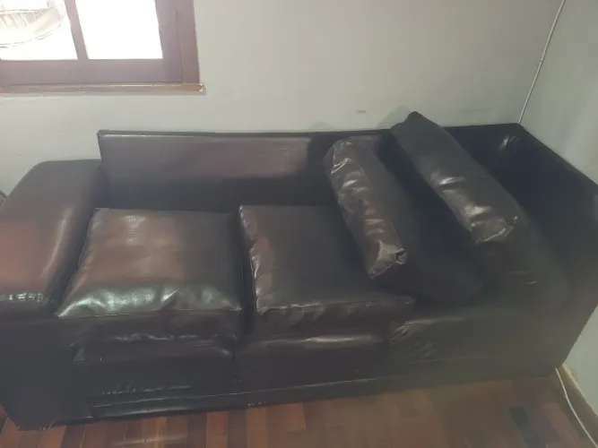 Vendo sofá preto de três lugares