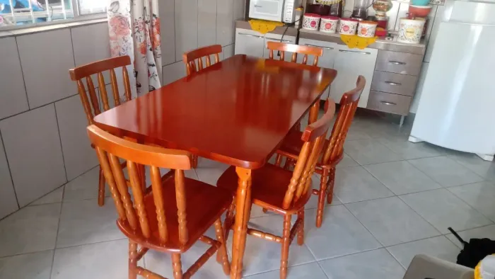 Mesa em madeira de eucalipto tratada com tampo em MDF naval 
