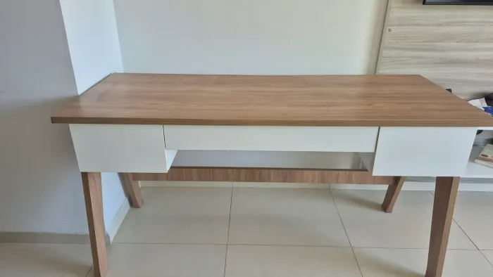 Mesa de escritorio de madeira
