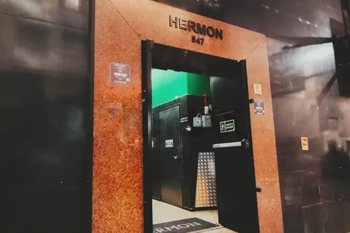 No centro Histórico na Vigário José Inácio excelente sala comercial.