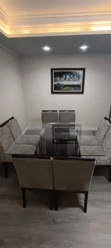 Jogo de mesa em madeira com 8 cadeiras estofadas