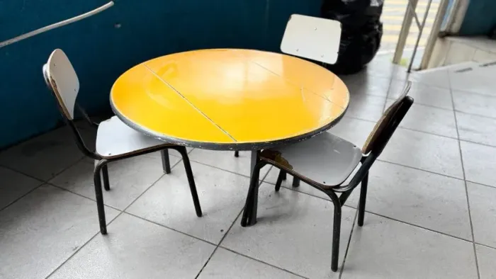 MESA INFANTIL ESCOLAR COM 3 CADEIRAS