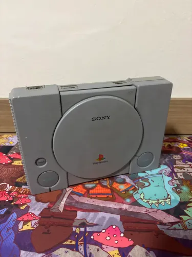 PS1 em perfeito estado externo(o console não funciona, carcaça em perfeitas condições)