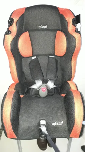 Cadeirinha infantil para carro que também vira booster para criança até 36 Kg