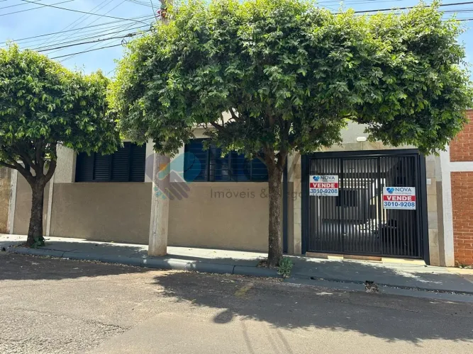 CASA REFORMADA ATRÁS DO HABIB'S COM A DOCUMENTAÇÃO OK PARA VENDA OU LOCAÇÃO
