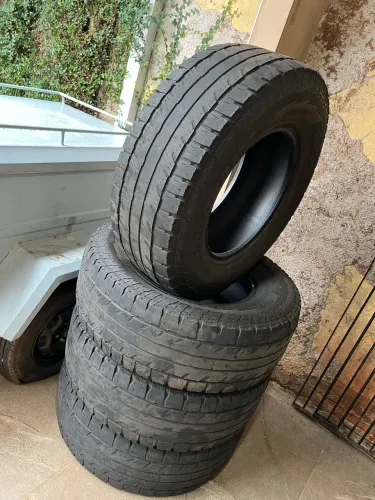 Vendo 4 Pneus Yokohama Medidas 35x12.5R18 meia vida