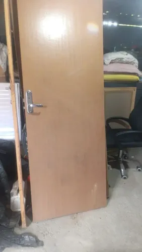Porta com batente, ferrolho e maçaneta 