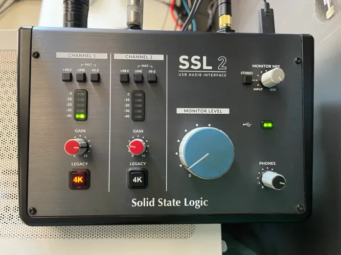 Interface de Áudio SSL 2 Solid State Logic (SSL) + Acessórios Originais