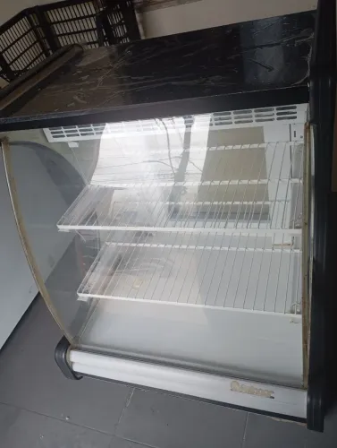 Vende -se esses itens 1 frizer 1 porta e um de duas portas ,um expositor 5.000 todos