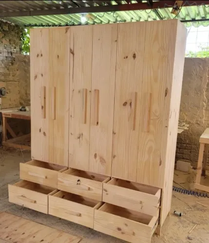 Guarda roupa planejado em madeira maciça 