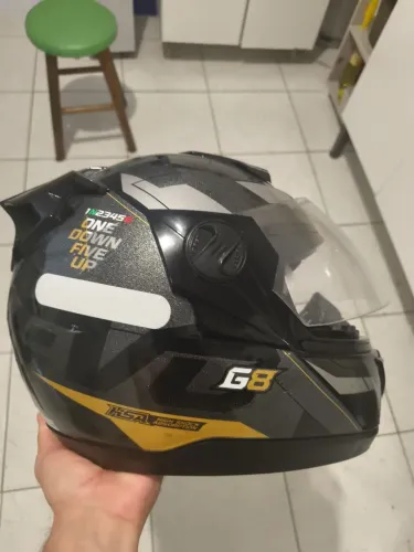Capacete semi novo em ótimo estado