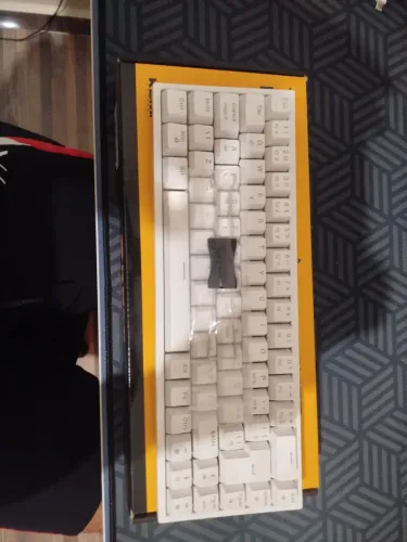 Teclado Mecânico Gamer KBM! GAMING TG700, Branco, 65% e ABNT2, RGB, Switch Gateron Red
