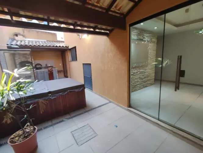 Casa com 3 quartos sendo 1 suíte, Armários Planej. 2 Vgs, em Granja dos Cavaleiros - Macaé