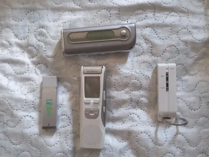 3 gravadores de voz e um pen drive. LEIA O ANÚNCIO