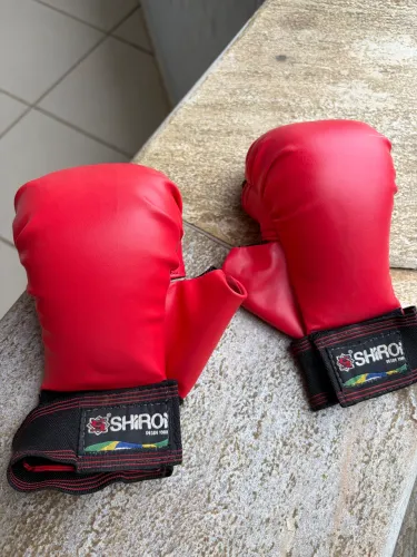Luva de karate vermelha