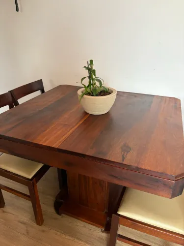 Mesa madeira maciça 4 cadeiras, com tampo no meio que abre