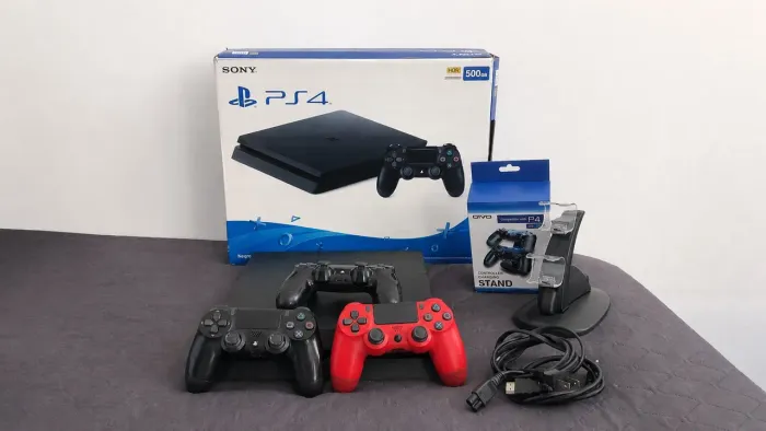 PS4 Slim 500GB Completo + 3 Controles + Base Carregadora
