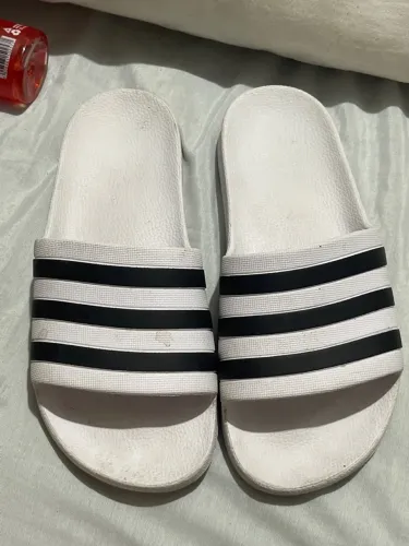 chinelo slide adidas, original, branco, tamanho 36 mas forma grande