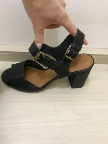 Sandália em couro preta, n. 38, da marca Via Mia