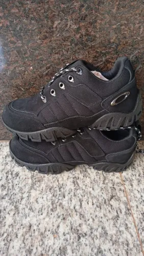 Bota Okley super resistente tamanho 40