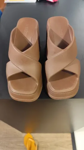Melissa modelo Free Vibe na cor marrom.