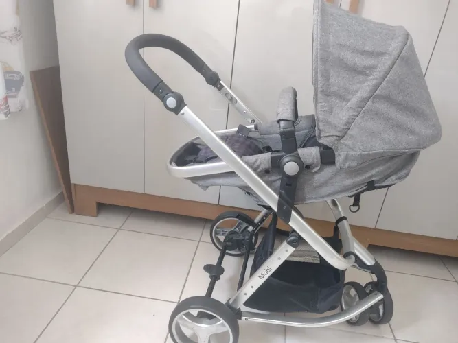 Carrinho de bebê em estado novo