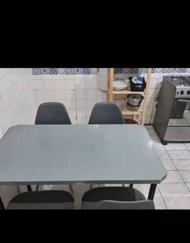 Mesa quadrada com tampo de madeira e pés de metal