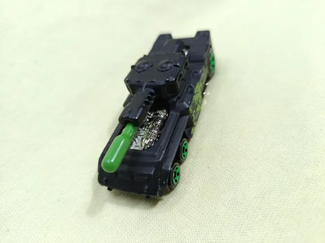 HOT WHEELS INVADER TANK 2008 STREET BEAST