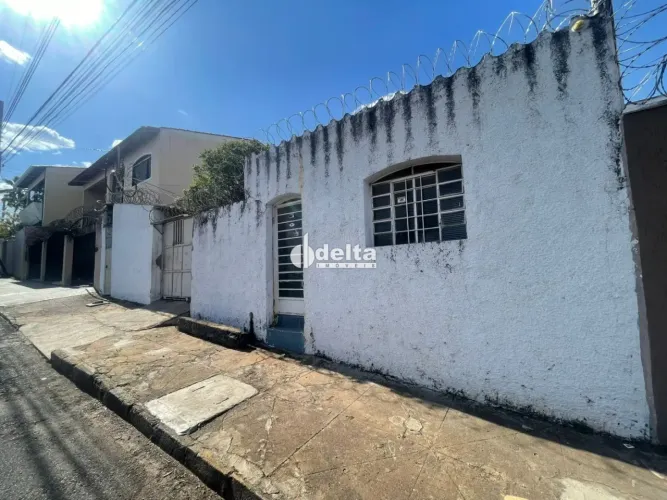 Terreno disponível para venda no bairro Brasil em Uberlândia-MG.