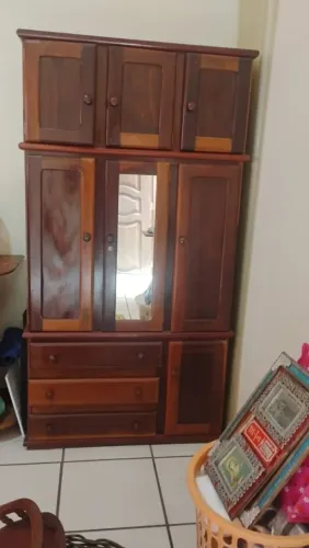 Guarda roupa de madeira