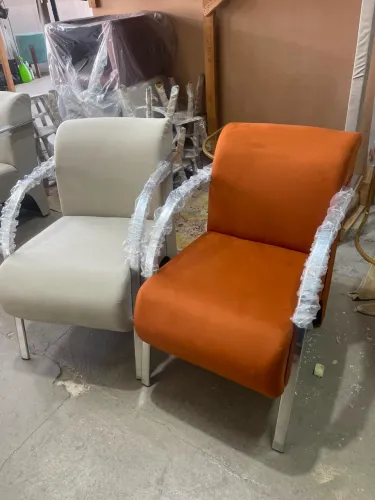 POLTRONA BELLA BRAÇOS DE ALUMÍNIO EM SUEDE