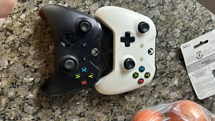 Vende-se xbox one s 1 tb com dois controles