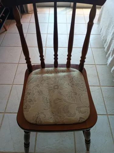 3 Cadeiras de mesa.