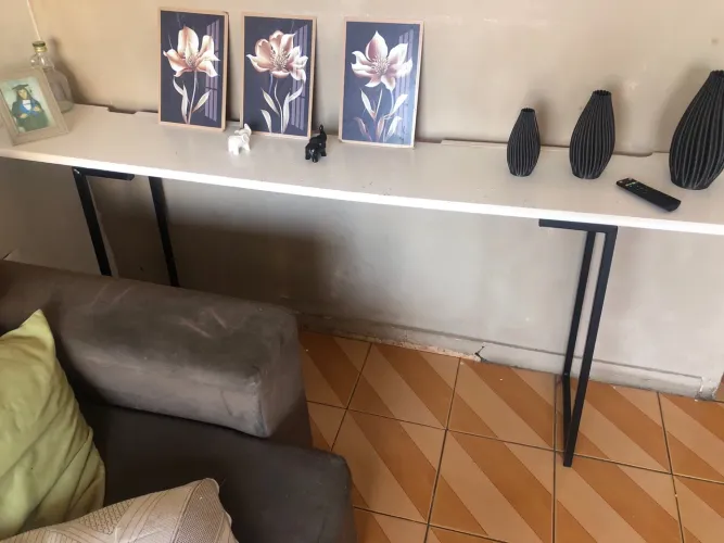 Aparador de mdf com pés de ferro 