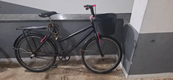 Bike aro 26 com paralama, cestinha e bagageiro. Sem marcha.