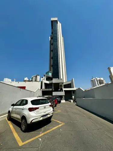 Sala comercial para venda, sala grande, banheiro, sala de reunião, cozinha com armarios